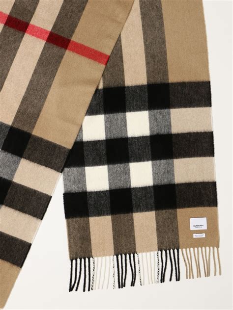 foto sciarpe burberry|Sciarpa Burberry, la tendenza invernale Old British: i nuovi colori .